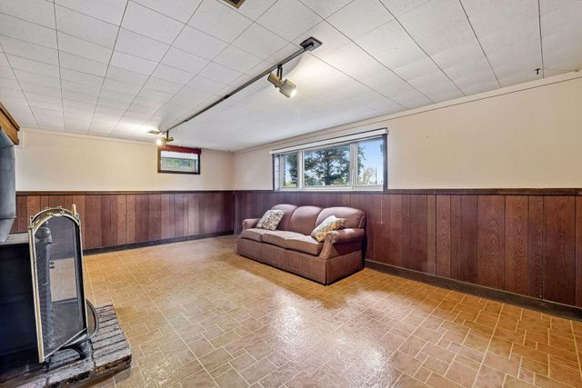 725 W 1st Street, Waconia, MN 55387