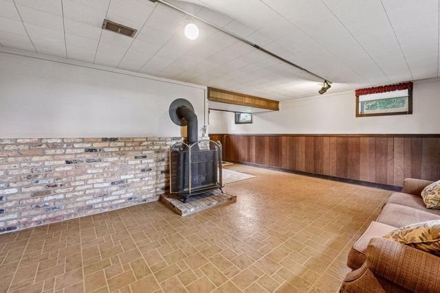 725 W 1st Street, Waconia, MN 55387