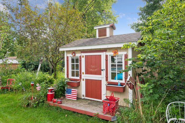 725 W 1st Street, Waconia, MN 55387