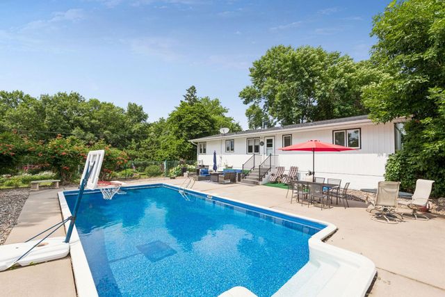 725 W 1st Street, Waconia, MN 55387