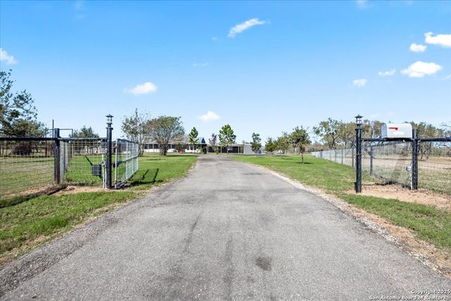 6653 Fm 539, Floresville, TX 78114