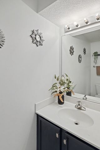 2405 E Luster Lane, Des Moines, IA 50320