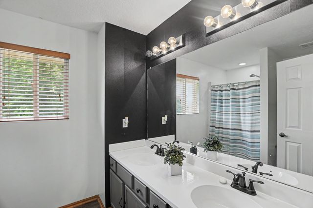 2405 E Luster Lane, Des Moines, IA 50320