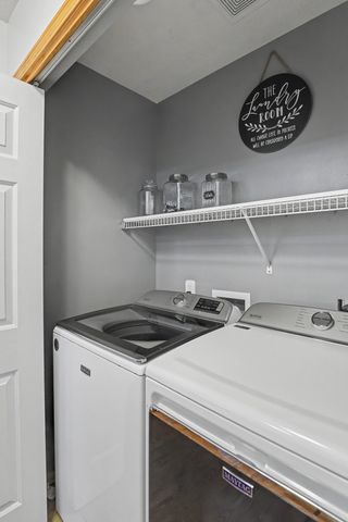 2405 E Luster Lane, Des Moines, IA 50320