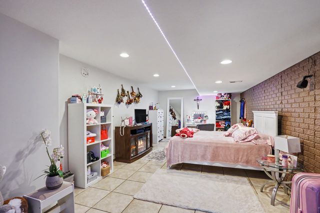 2405 E Luster Lane, Des Moines, IA 50320