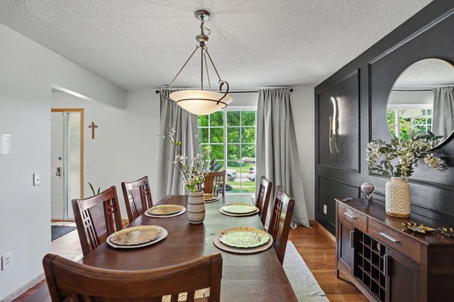 2405 E Luster Lane, Des Moines, IA 50320