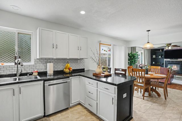 2405 E Luster Lane, Des Moines, IA 50320