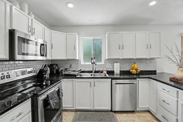 2405 E Luster Lane, Des Moines, IA 50320