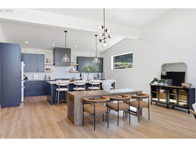 3490 SOUTHVIEW Dr, Eugene, OR 97405