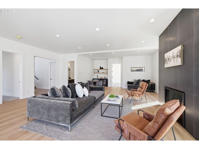 3490 SOUTHVIEW Dr, Eugene, OR 97405