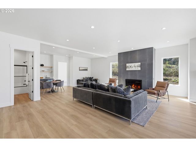 3490 SOUTHVIEW Dr, Eugene, OR 97405