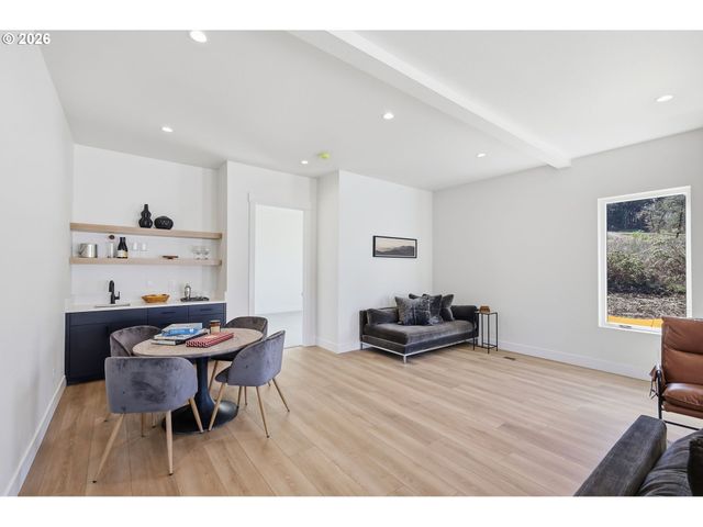 3490 SOUTHVIEW Dr, Eugene, OR 97405