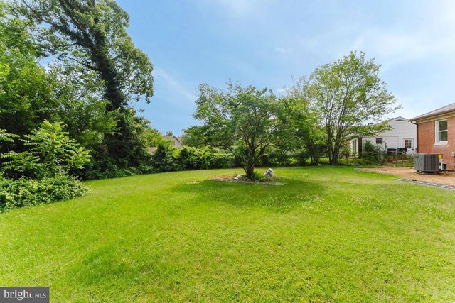 10914 WOODHAVEN DR, Fairfax, VA 22030