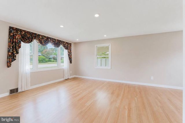 10914 WOODHAVEN DR, Fairfax, VA 22030