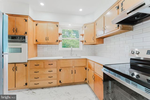 10914 WOODHAVEN DR, Fairfax, VA 22030
