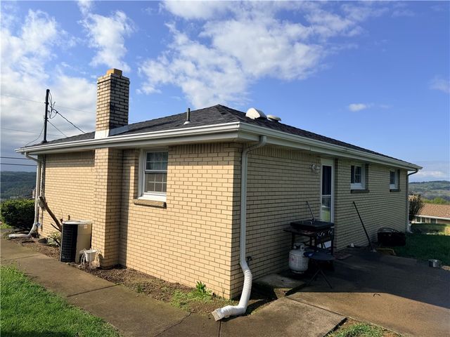 16 Jackson Dr, Monessen, PA 15062