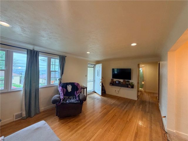 16 Jackson Dr, Monessen, PA 15062