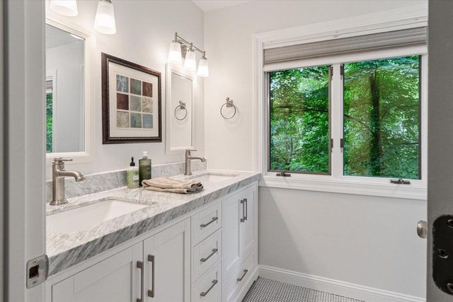 W5094 Highland PLACE, La Crosse, WI 54601