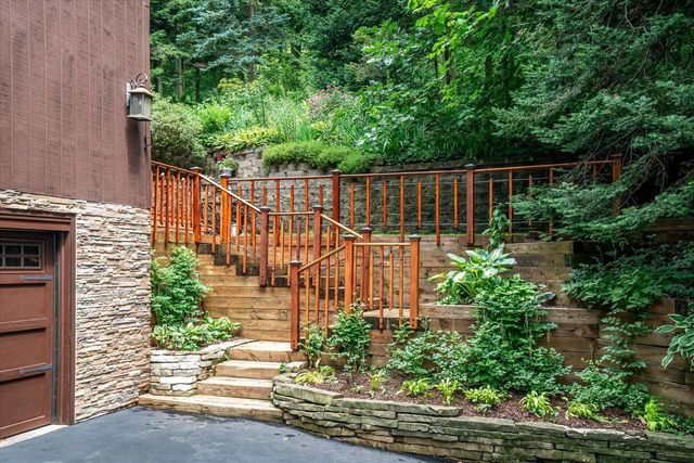 W5094 Highland PLACE, La Crosse, WI 54601