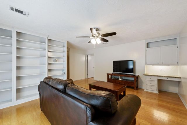 2824 S Logrun Circle, The Woodlands, TX 77380