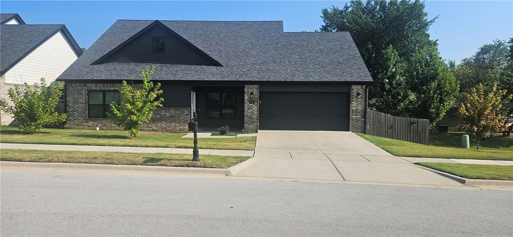 310 W Kinniburgh Drive, Farmington, AR 72730