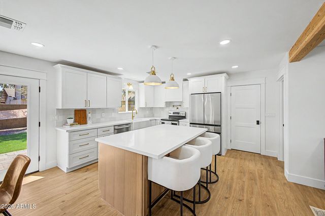 2425 E INVERNESS Avenue, Mesa, AZ 85204