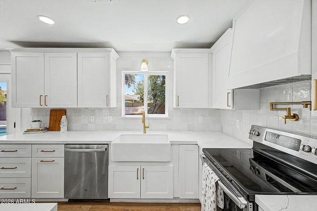 2425 E INVERNESS Avenue, Mesa, AZ 85204