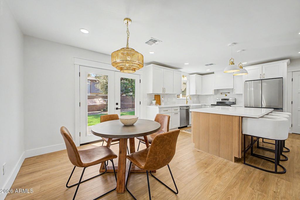 2425 E INVERNESS Avenue, Mesa, AZ 85204