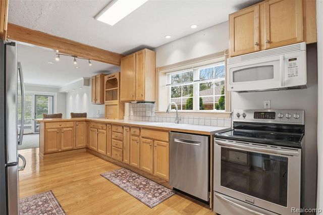 15965 Whitby Street, Livonia, MI 48154