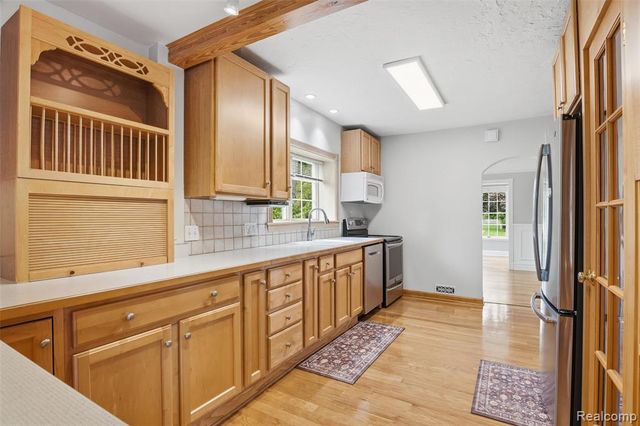 15965 Whitby Street, Livonia, MI 48154