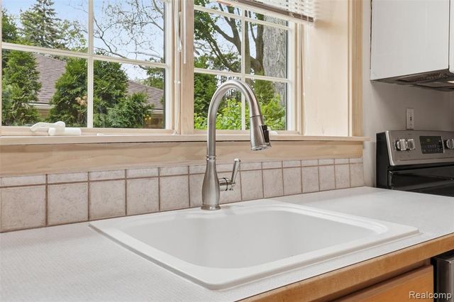 15965 Whitby Street, Livonia, MI 48154