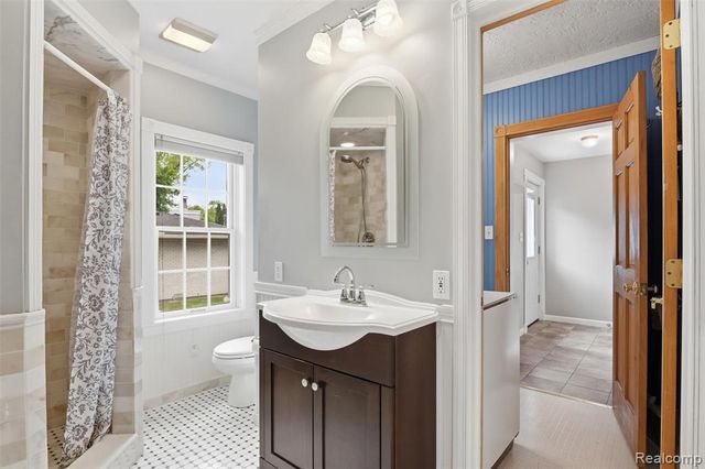 15965 Whitby Street, Livonia, MI 48154