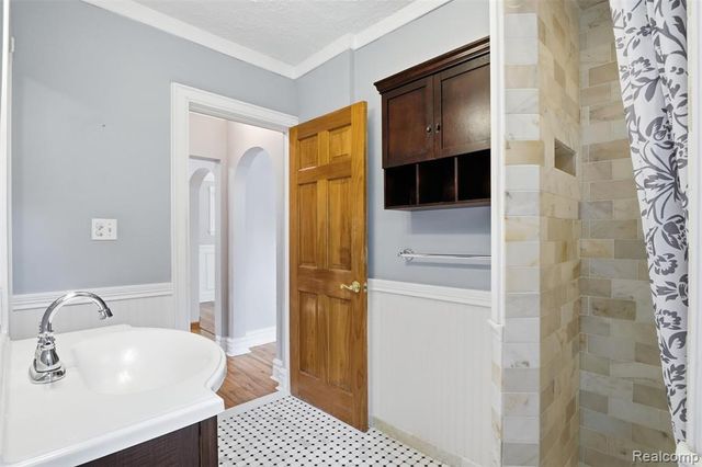 15965 Whitby Street, Livonia, MI 48154