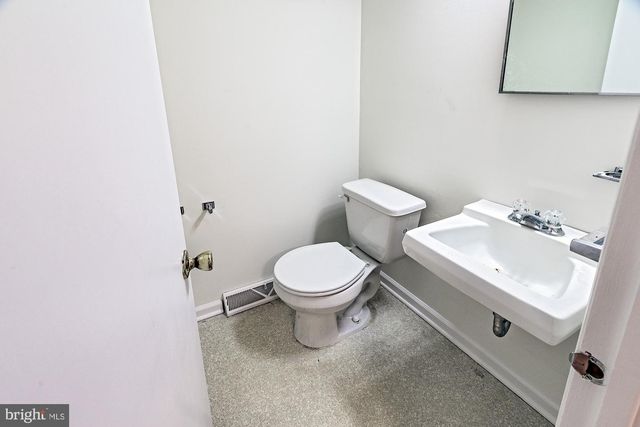 16 BEMIS RD, Newark, DE 19711