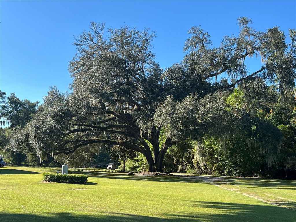 Image 5 of property listing at 5900 S MAGNOLIA AVENUE, Ocala, FL 34471