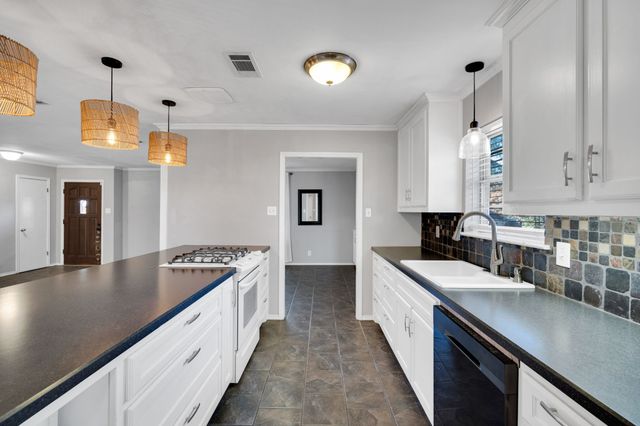 202 Vanderbilt Lane, Waxahachie, TX 75165