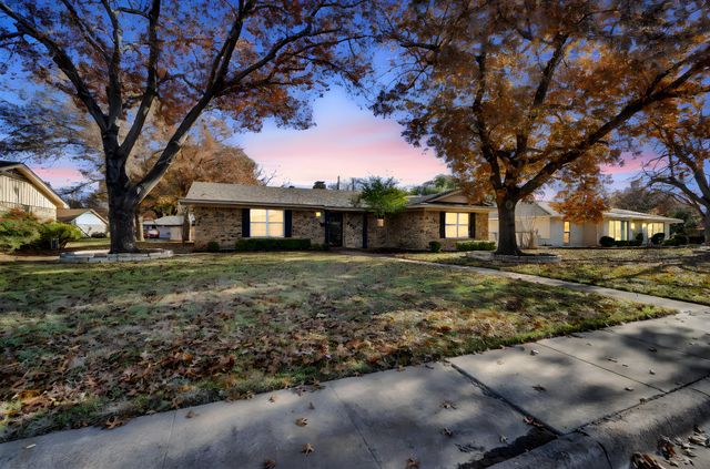 202 Vanderbilt Lane, Waxahachie, TX 75165