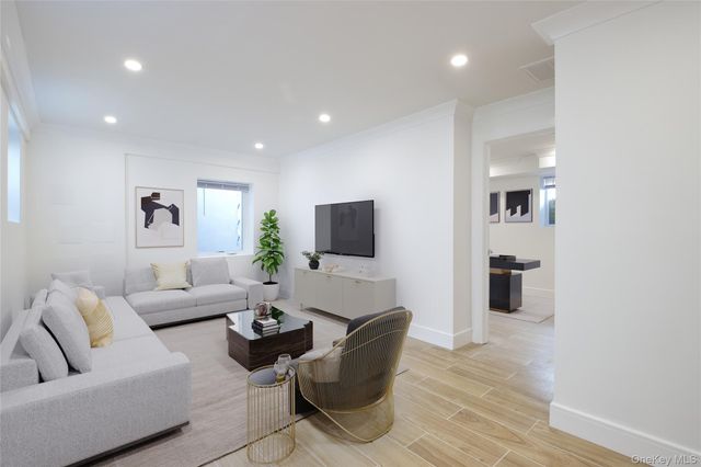 46 B N Linwood, Port Washington, NY 11050