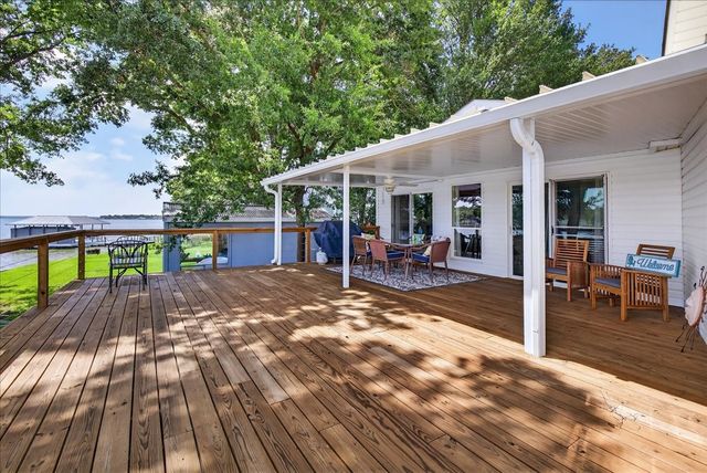 105 Bluewater Circle, Mabank, TX 75156