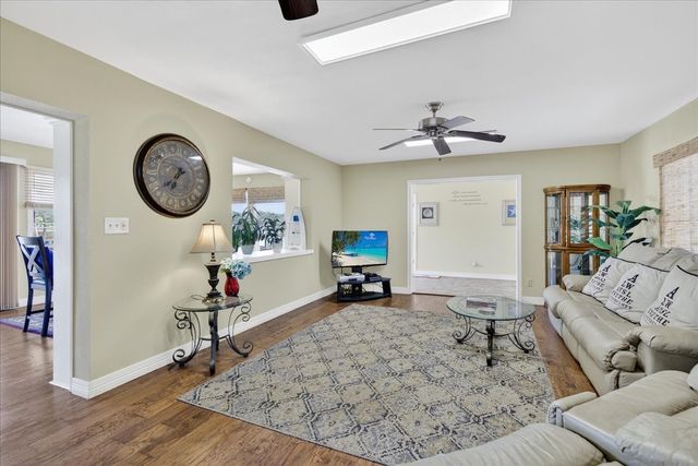 105 Bluewater Circle, Mabank, TX 75156