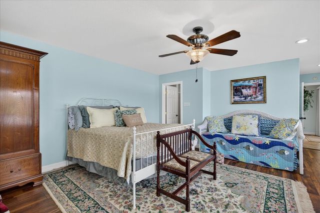 105 Bluewater Circle, Mabank, TX 75156
