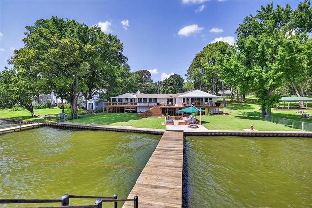 105 Bluewater Circle, Mabank, TX 75156