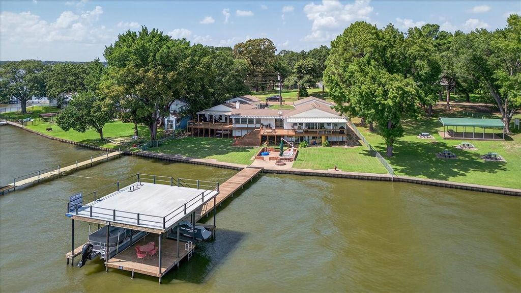 105 Bluewater Circle, Mabank, TX 75156