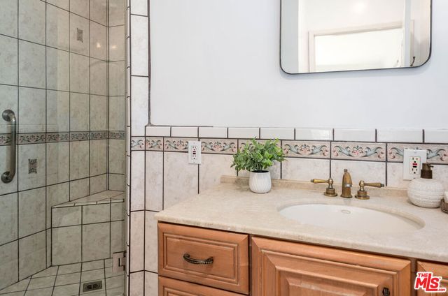7807 Stewart Avenue, Los Angeles, CA 90045