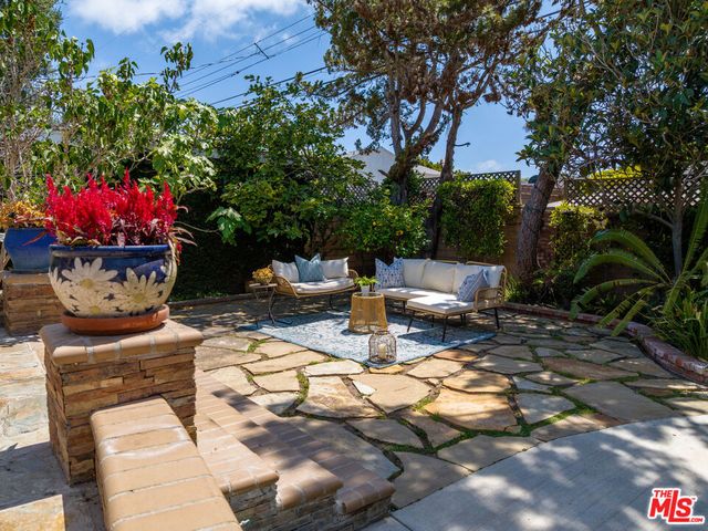 7807 Stewart Avenue, Los Angeles, CA 90045