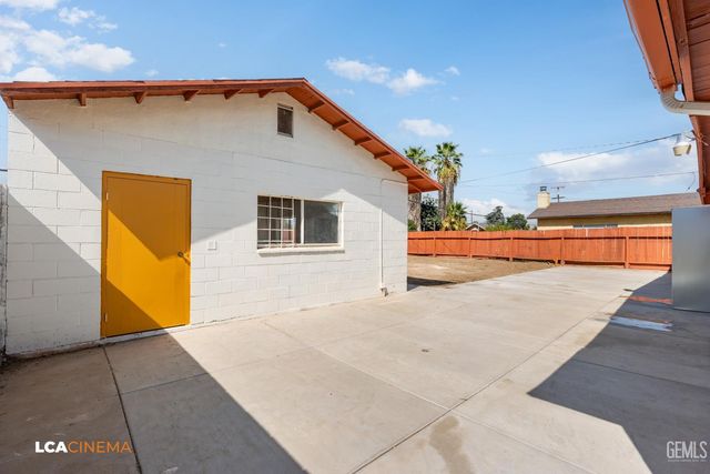 216 E Fairview, Bakersfield, CA 93307