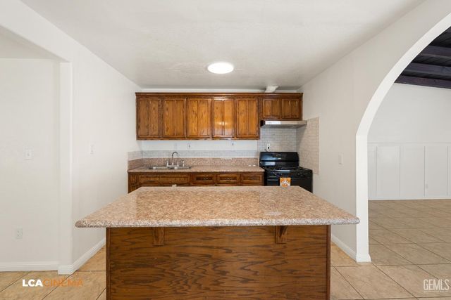 216 E Fairview, Bakersfield, CA 93307