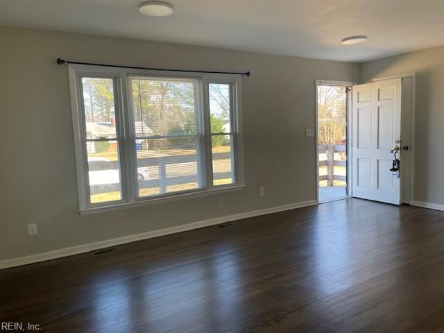 13 Grant DR, Newport News, VA 23608