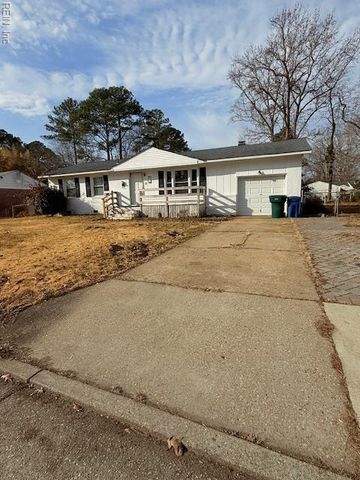 13 Grant DR, Newport News, VA 23608