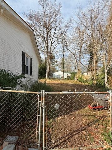 13 Grant DR, Newport News, VA 23608